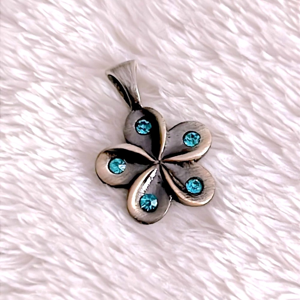 NWT 🌺 VM -WATERPROOF SILVER STAINLESS STEEL FLOWER PENDANT SLIDE w/BLUE CRYSTALS - Picture 1 of 8